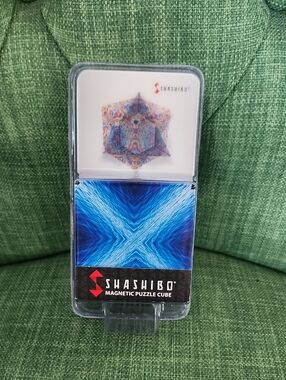 SHASHIBO Magnetic Puzzle Cube - Blue/White